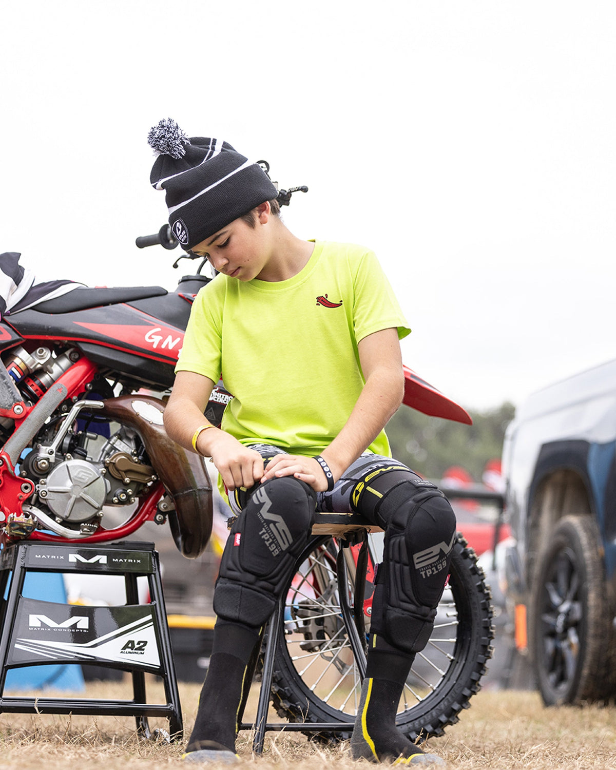 EVS TP199 Blackout Knee Guard youth